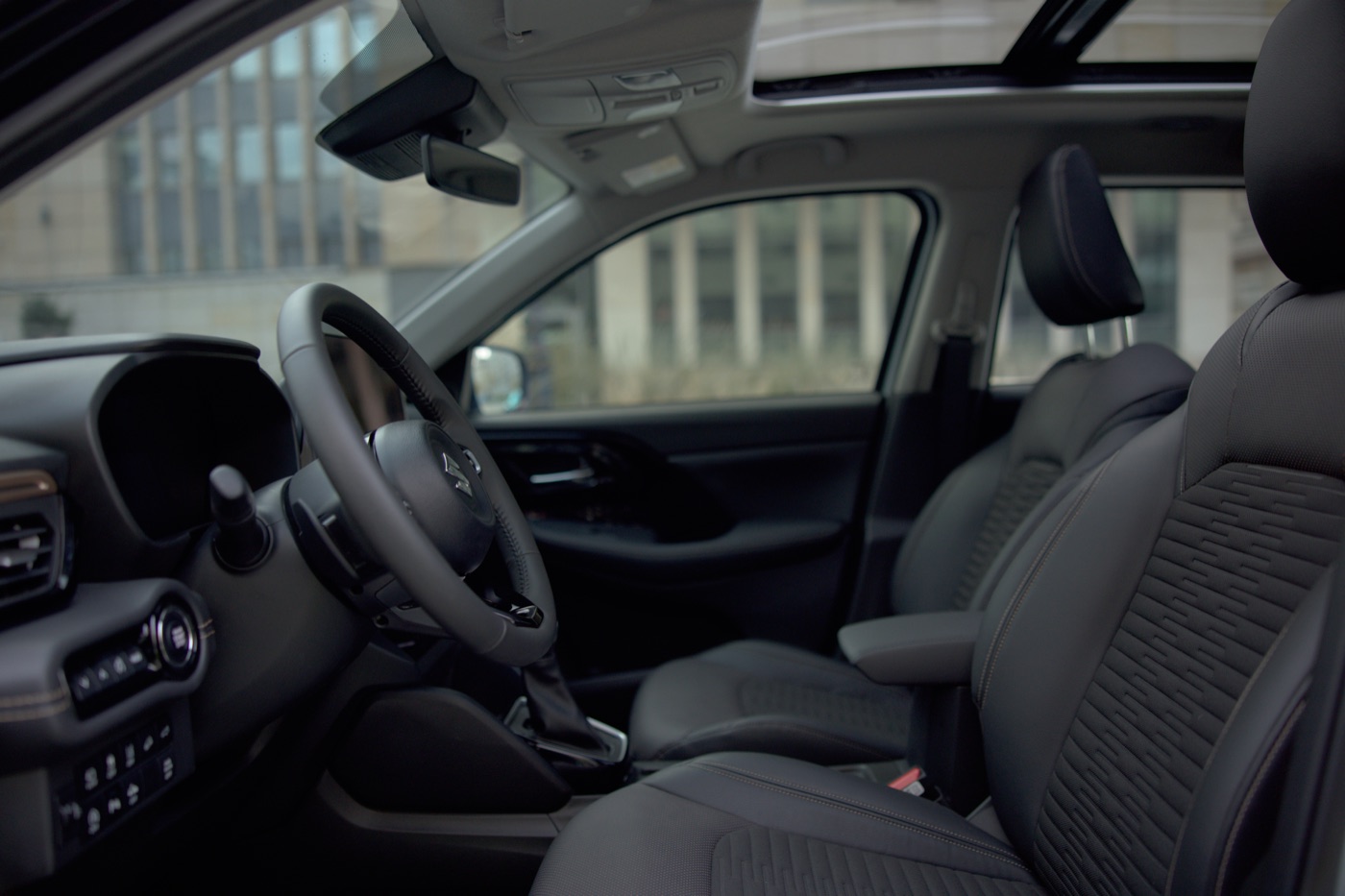 Interior del Suzuki Across Hybrid